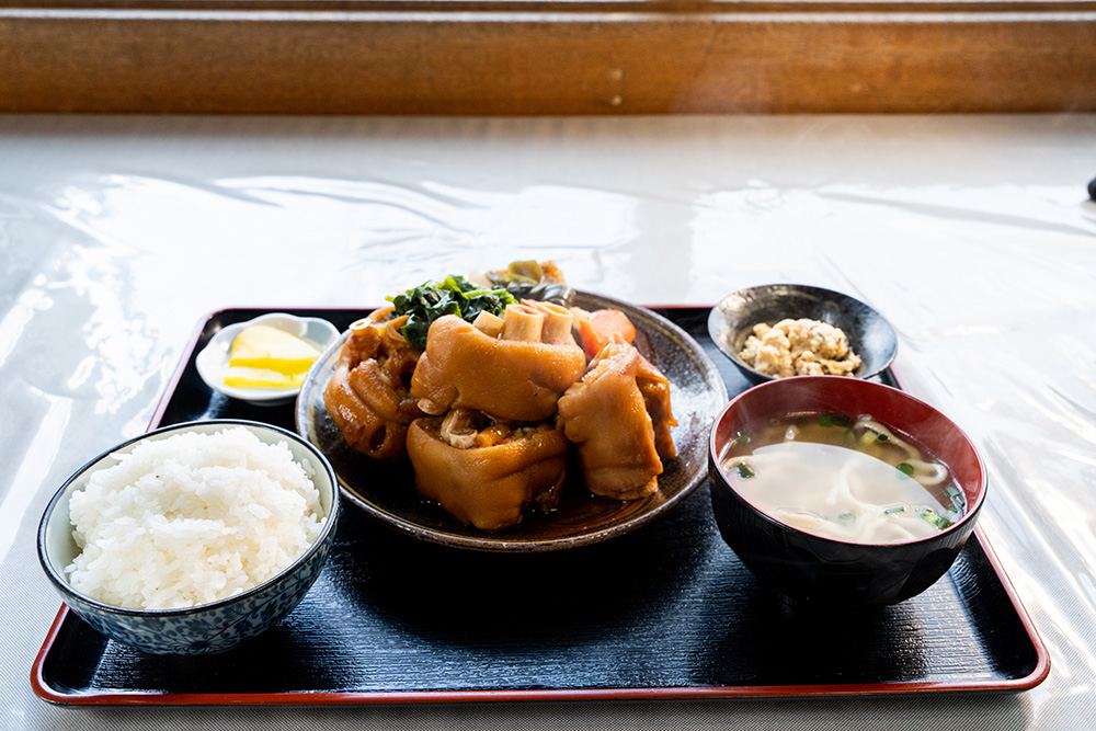 嘉海食堂の人気メニューてびち煮付け定食