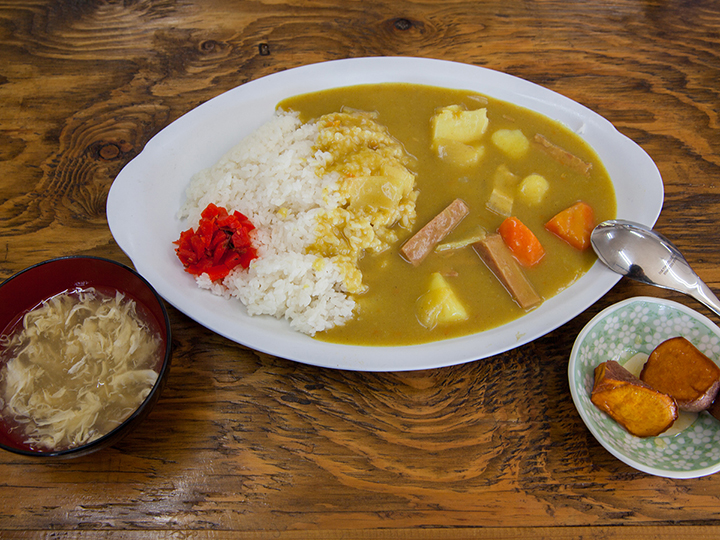 The potatoes are served topped with a fruit juice syrup made by the Ginoza Jam Shop, and the syrup is also for sale in Chappys. 