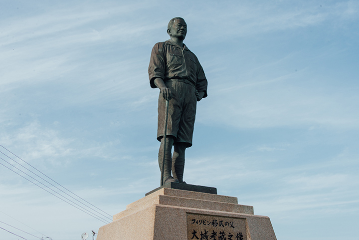Bronze statue of Kozo Oshiro