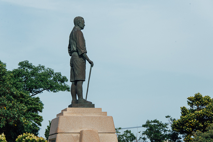 Bronze statue of Kozo Oshiro