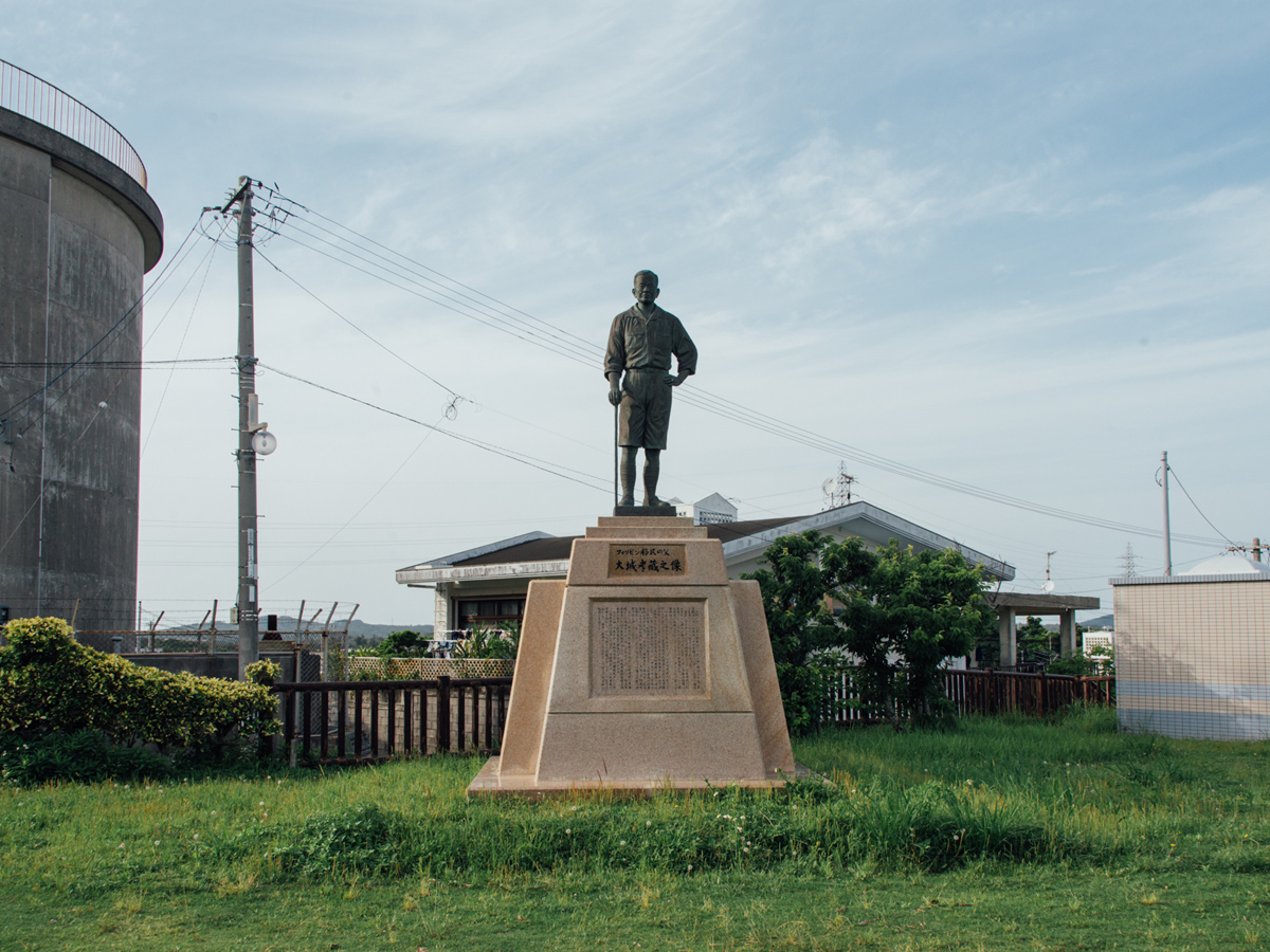 Bronze statue of Kozo Oshiro