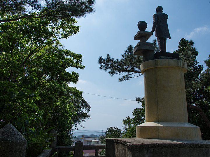 The statue of Kyuzo Toyama