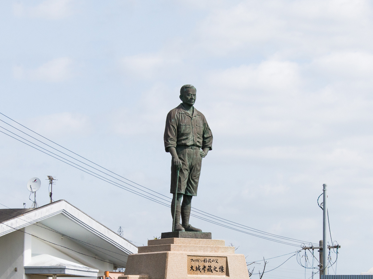 Estatua de bronce de Kozo Oshiro