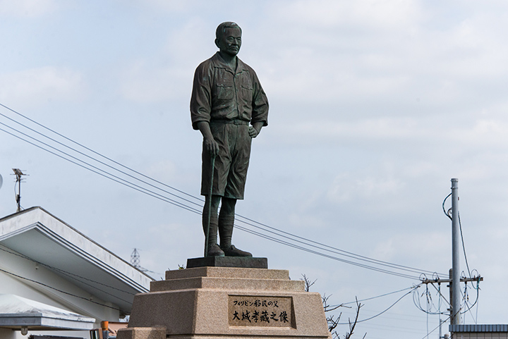 오시로 고조 동상