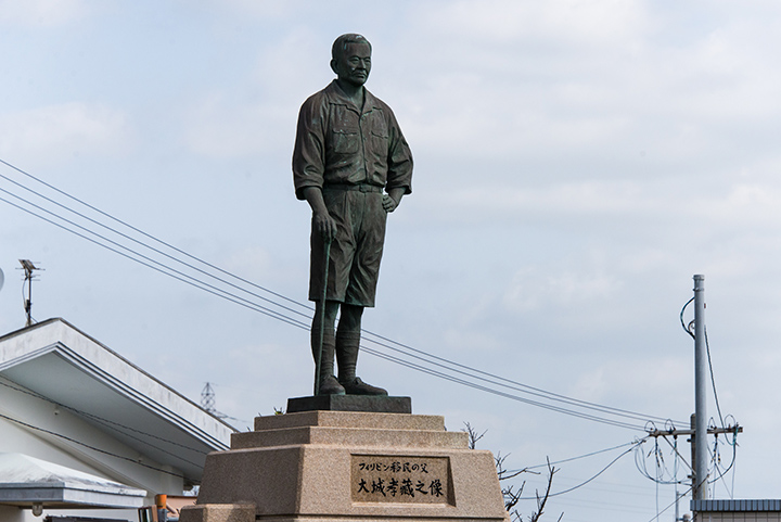 Estátua de Bronze de Kozo Oshiro